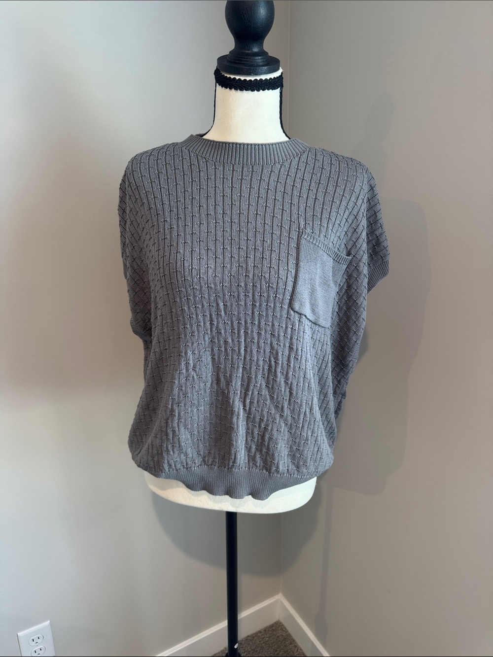 Women’s Gray Short-Sleeve Knit Sweatshirt with Pocket